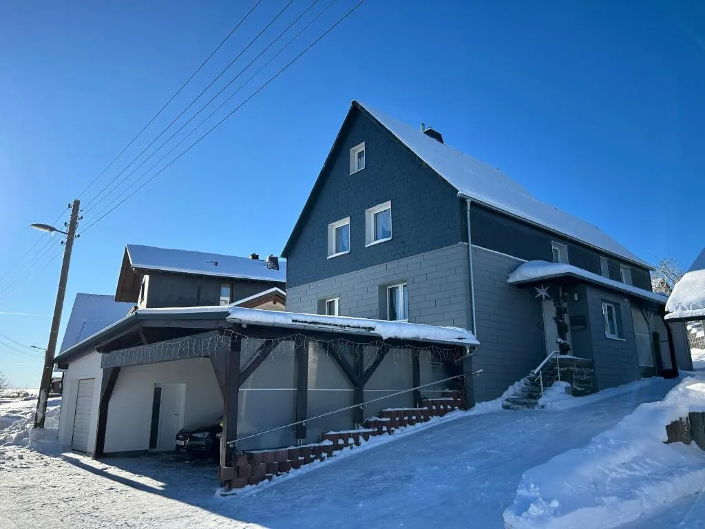 Ferienwohnung Waldblick Frauenwald – verschneite Außenansicht im Winter am Rennsteig