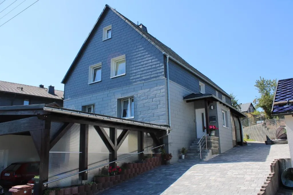 Ferienwohnung Waldblick Frauenwald – Außenansicht im Sommer nahe Ilmenau