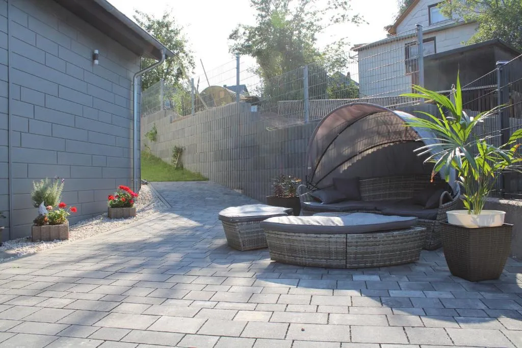 Terrasse der Ferienwohnung Waldblick in Frauenwald mit Gartenblick